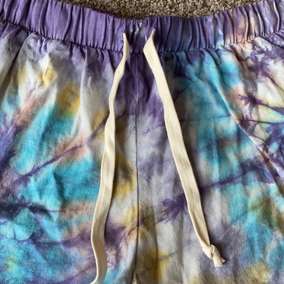 ASHBURY COTTON POCKETED TIE DYE SHORTS - Picture 2 of 6